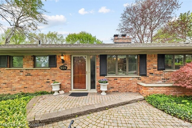 Photo - 925 Westview Rd