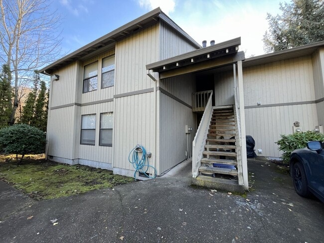 Building Photo - Spacious 2BD/1.5BA Ground-Floor Apartment with Spacious Bedrooms & Modern Kitchen Layout