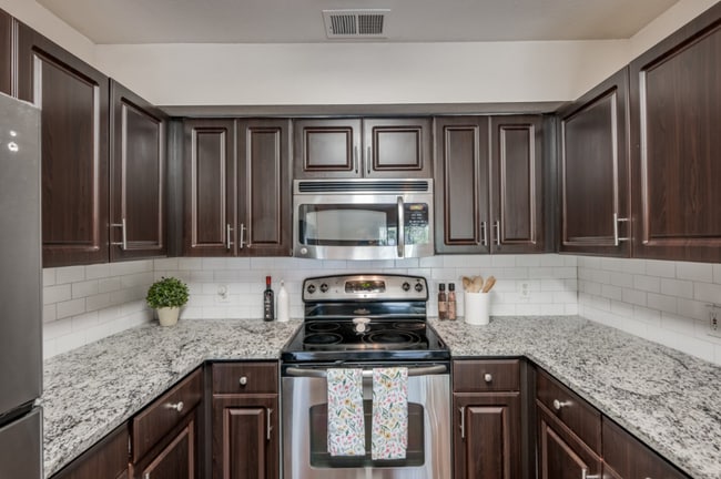 Building Photo - $750 Off + Resort-Style Living Unit STAS