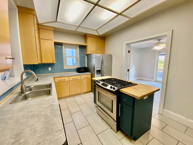 Photo - Awesome 4BD/3BA in prime Uptown! Remodeled w/ HGTV! Avail. May 1st!