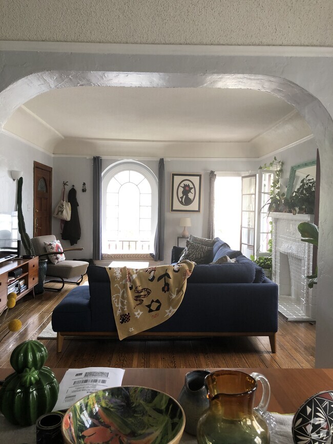 Building Photo - 361 1/2 N Curson Ave Rental