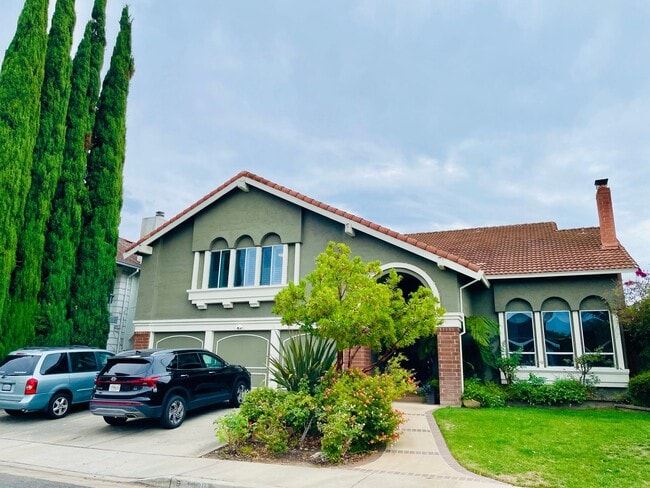 Building Photo - Beautiful 4 Bed 3 Bath + Huge Bonus Room A...
