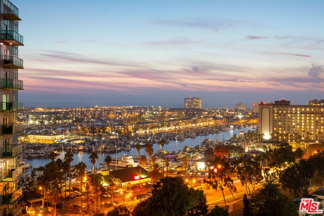 Building Photo - 13700 Marina Pointe Dr Unit 1115