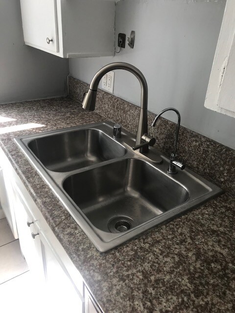 Kitchen - 1415 S Point View St Unit 4