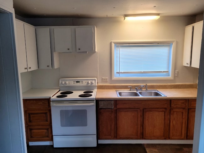 Photo - 205-437 Holt Ave