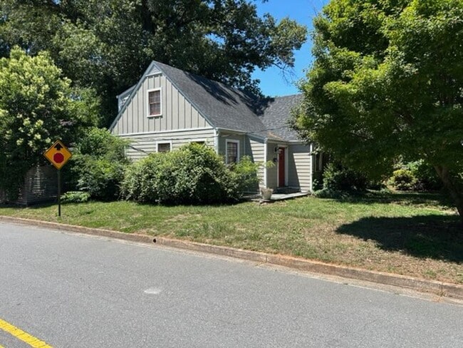 Building Photo - Charming 3BR/2BA Ardmore home! Walking distance to WFUBMC
