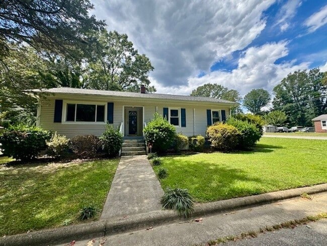 Building Photo - Adorable 3 Bedroom 1 Bathroom Home in Gree...