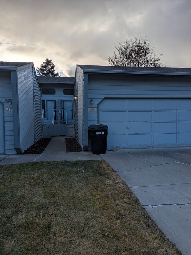 Building Photo - 352 Ponderosa St