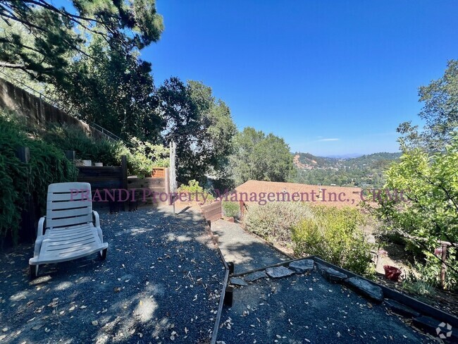 Building Photo - "Charming 2-Bedroom Retreat in San Anselmo... Rental
