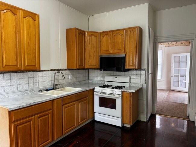 910 8th St Unit 910 1/2 8th ST