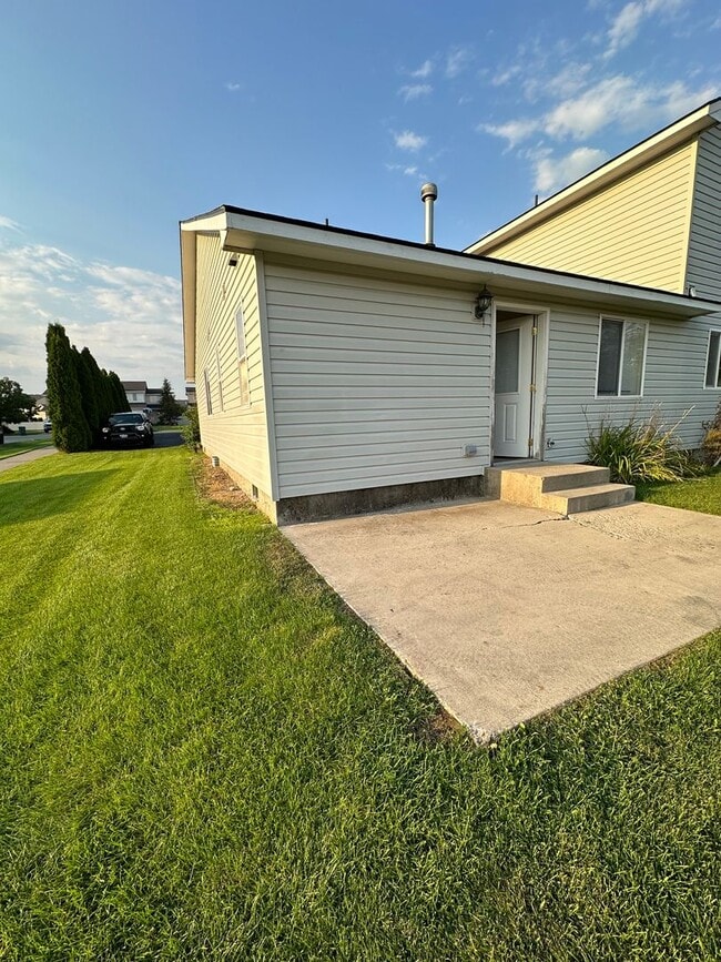 Building Photo - 6438 Trestle Unit 6438 Trestle St #1