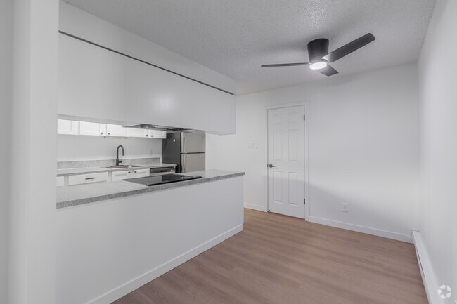 2 habitaciones, 1 baño, 984 pies cuadrados - Comedor - Firwood Station