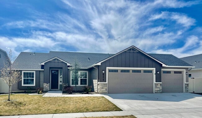 Building Photo - Newer Construction with High End Finishes _ Large 3 Car Garage!!