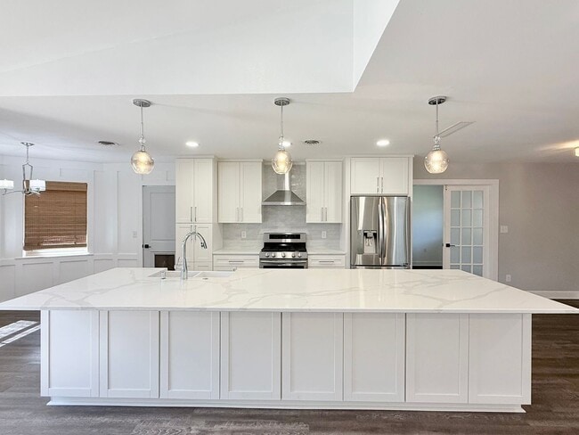 Photo - Beautiful 4 Bedroom Pool Home - Scenic Hei...