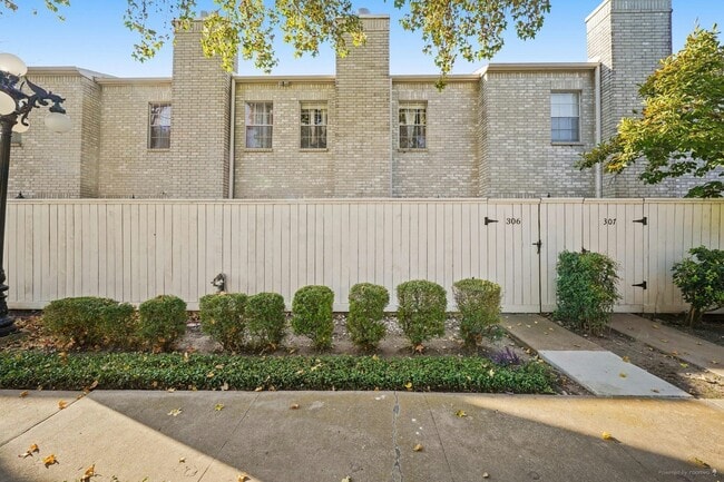 Building Photo - 3780 Tanglewilde St Unit 306