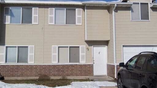 Building Photo - Great Value Townhome, 4 beds + attached ga...