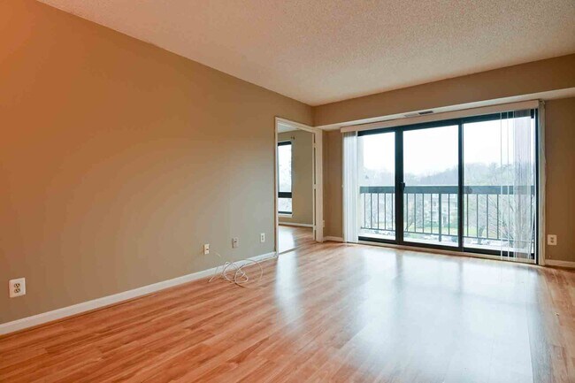 Building Photo - 807 N Howard St Unit 112