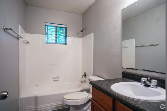 3 habitaciones, 2 baños - Manchester Park Apartments