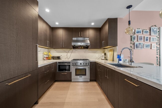 Building Photo - 1400 Hudson St Unit 233