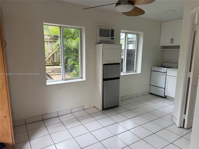 Building Photo - 1423 Wiley St Unit Cottage Rental