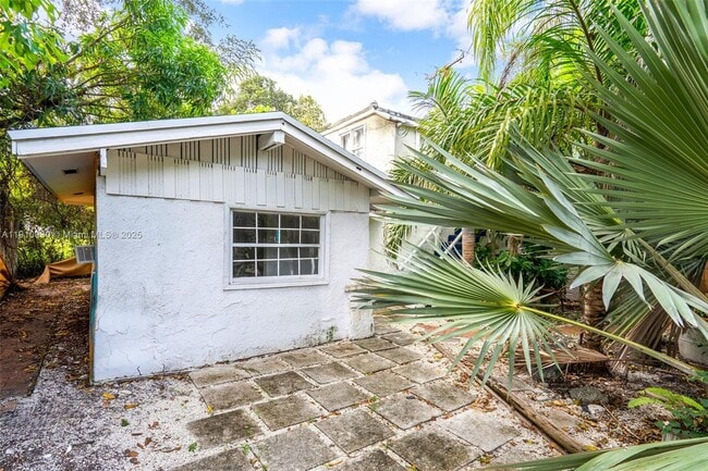 Building Photo - 176 NE 50th St Unit 2