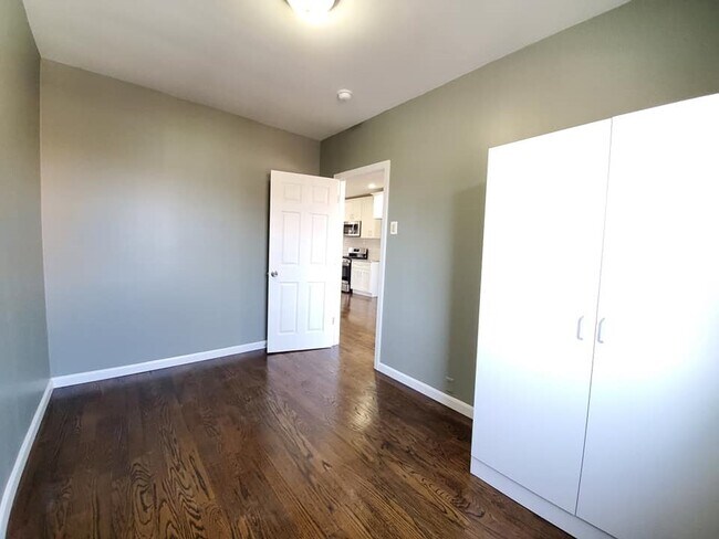 Photo - 100 W 21st St