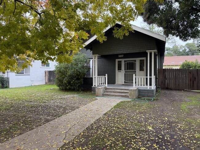 Building Photo - Endearing 2/1 Available Now!!!