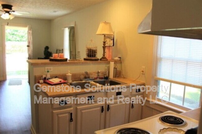 Photo - 335 Granbury St