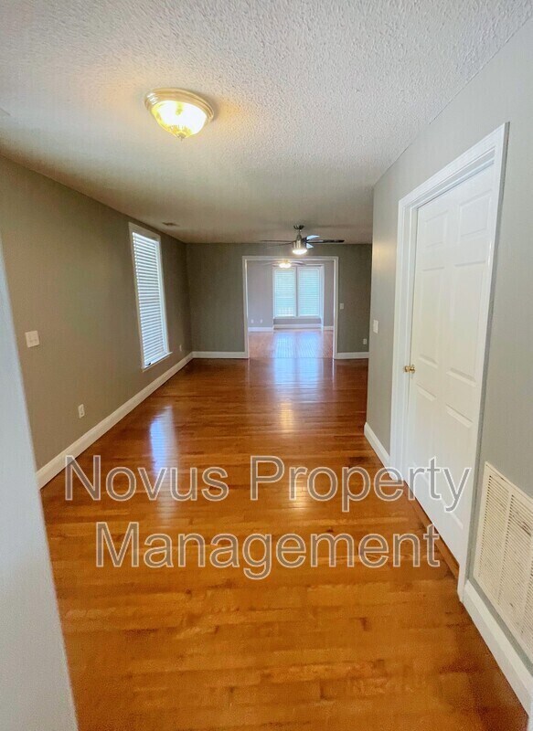 Photo - 102 W Lipham St