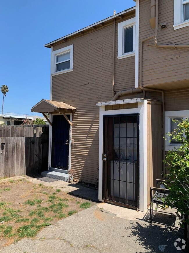 Building Photo - 962-964 41st St Unit 964 41st St B Rental