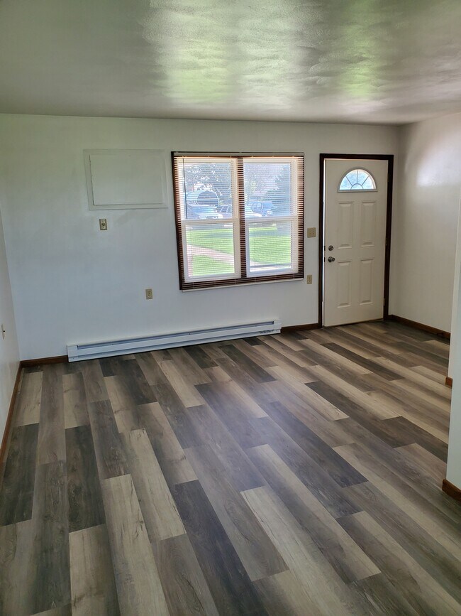 Living/Entry - 172 North St Unit 162