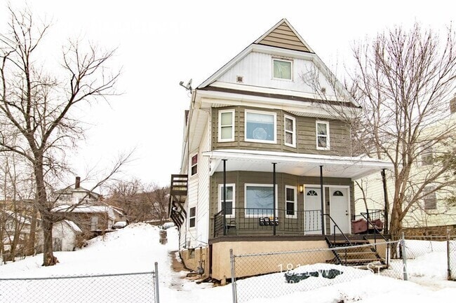 Building Photo - 1811 W 1st St Unit Apt. 1