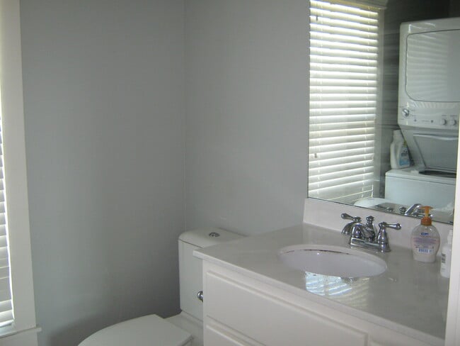 Bathroom with walkin shower - 915 Reynolds Ave Unidad 915B