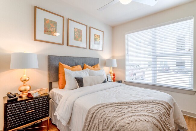 Photo - Prime Houston Location | Modern Interiors! Unidad ESA