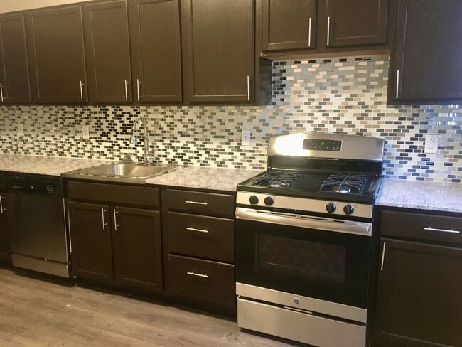 Photo - *** Duplex Style Apartment * Pet Friendly * Renovated * Available Now * Granite Counters * Stainl... Unidad 122