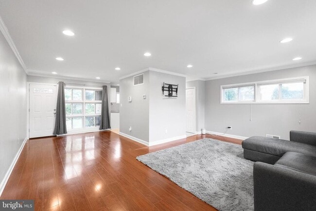 Building Photo - 5922 Charnwood Rd Rental