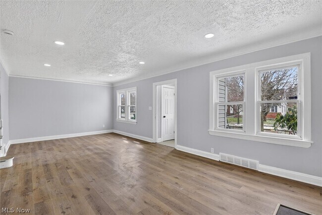 Photo - 231 E 210th St