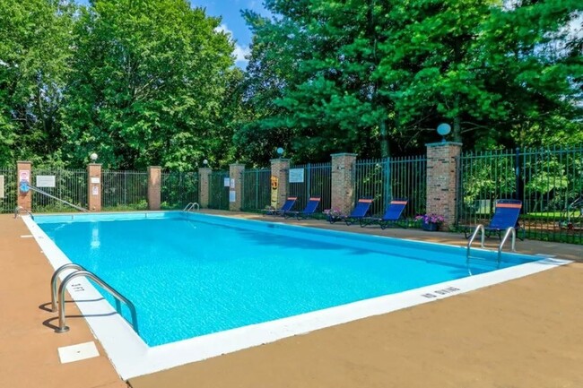 Swimming pool and sundeck - The Manning Apartments