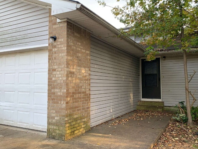 Building Photo - "Charming 3-Bedroom Retreat with Fireplace in Prime Jonesboro Location!" Unit B