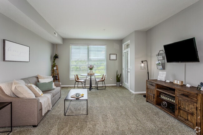 2BR, 2BA - 1,072 - Living Room