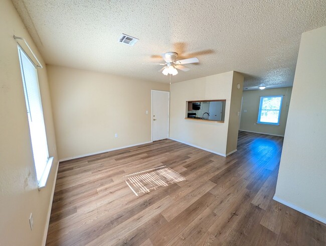 Photo - 302 N Bighorse St