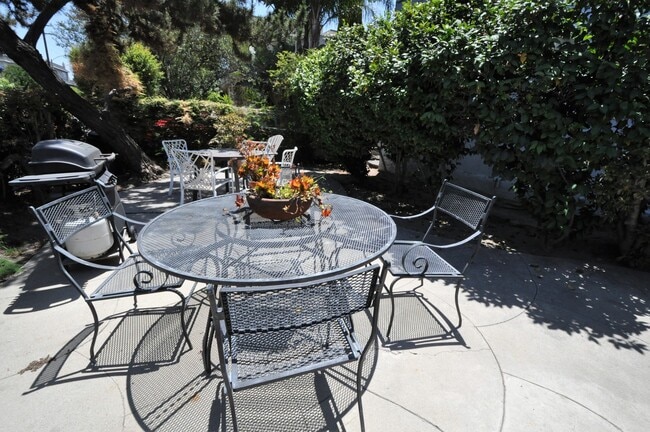 Photo - 10924 Camarillo St Unidad 01