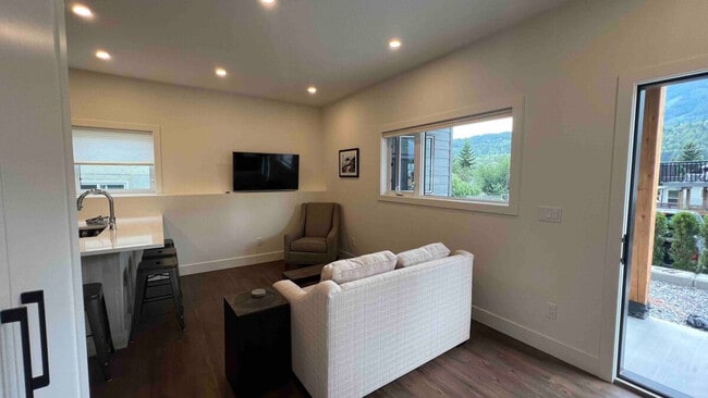 Building Photo - 691 7 Street-SI ID1473813P Unit SI ID1473813P