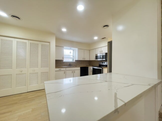 Photo - 7710 Romney Rd