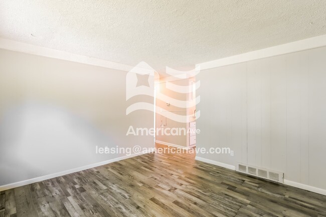 Photo - 34521 Harroun St