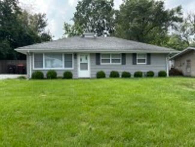 Building Photo - 3 Bedroom, 1 Bathroom Rolling Acres Home F...