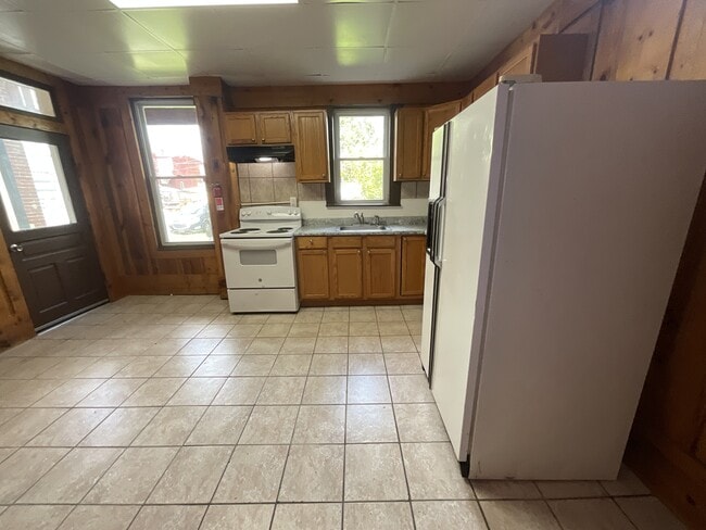 Photo - 233 W Jackson St