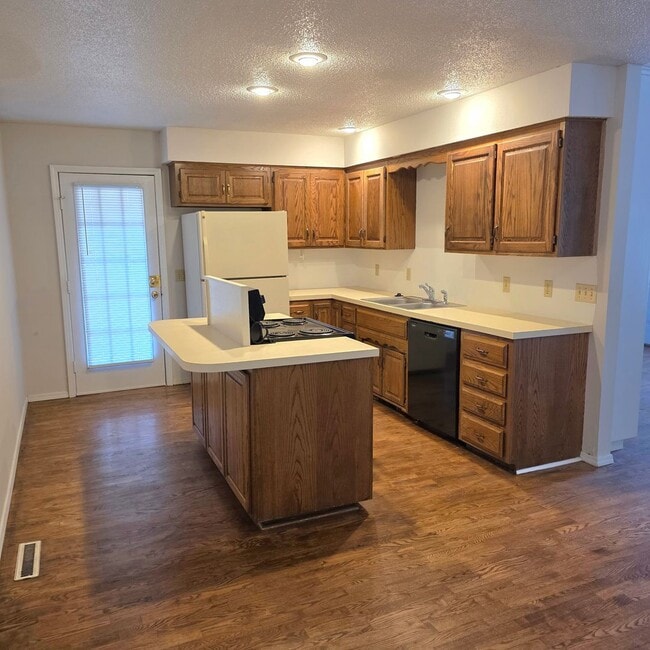 Photo - 2 Bed / 2 Bath / 2-Car Garage Duplex in a Great Nixa Neighborhood!