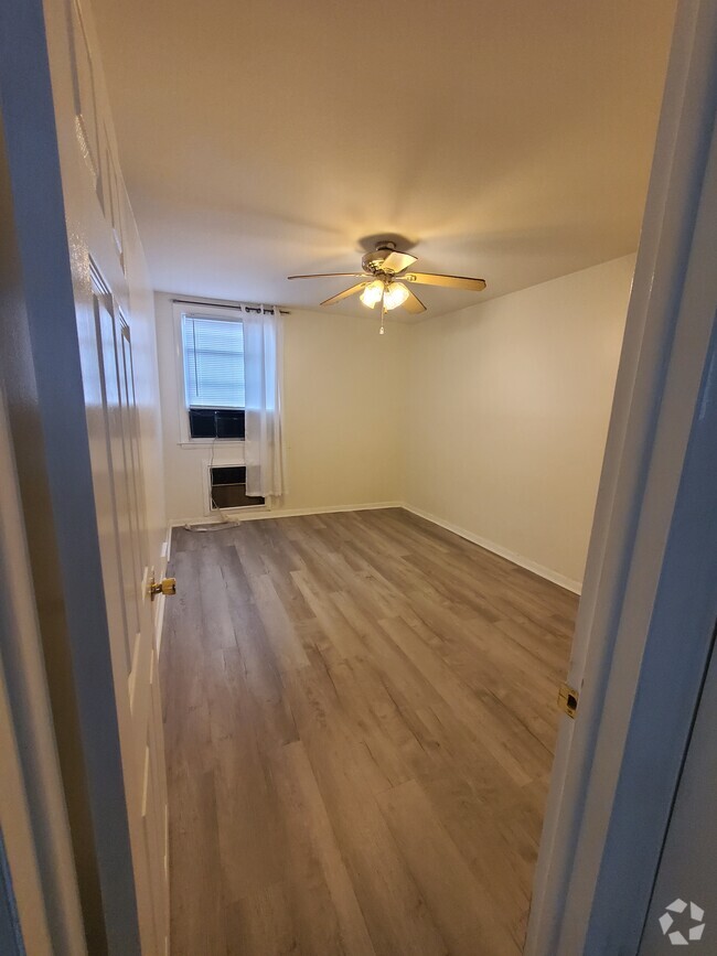Building Photo - 1516 67th Ave Unit 2nd Floor Rental