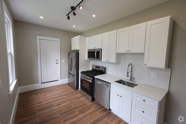 Building Photo - 497 Warren St Unit 2 Rental